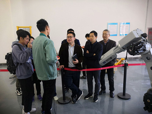 機(jī)械學(xué)院舉辦機(jī)器人操作培訓(xùn)，助力自動(dòng)化及機(jī)械傳動(dòng)產(chǎn)品研發(fā)能力提升